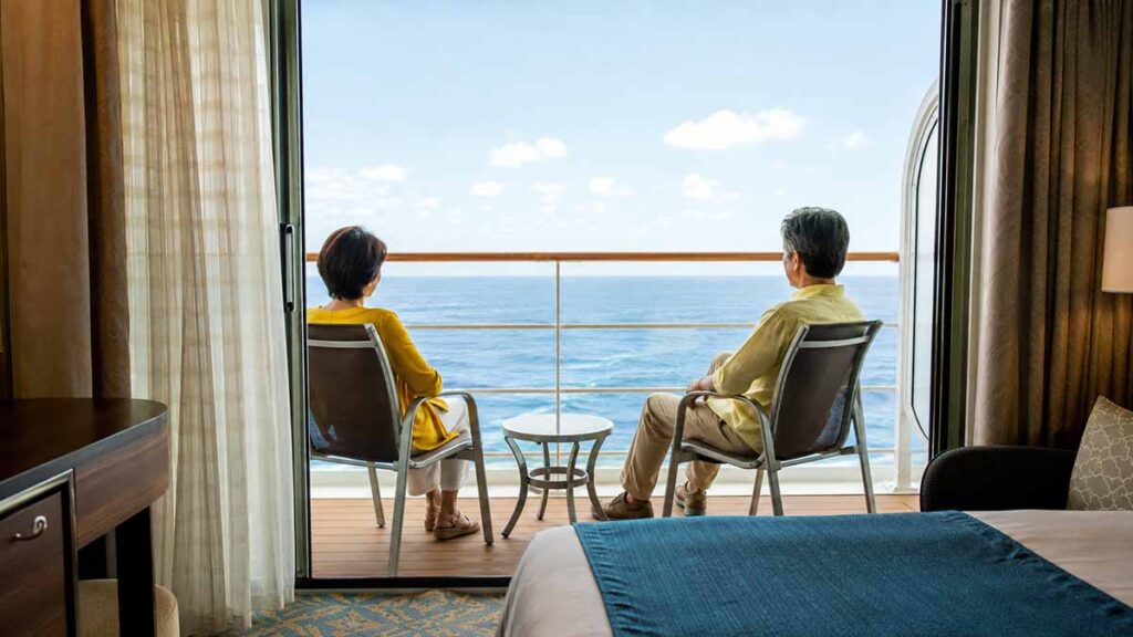 MSCベリッシマの客室はどこがおすすめ？部屋タイプ・バルコニー・子連れ向けの選び方のメイン画像。クルーズ船のベランダ客室でくつろぐ夫婦。
